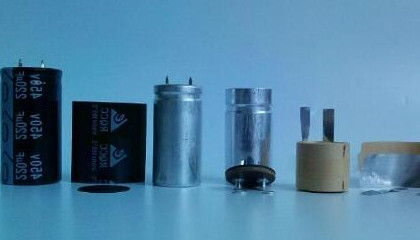 電機上的啟動電容器和運行電容器各有什么作用？