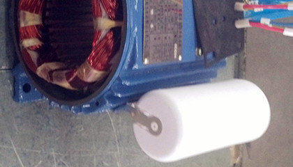 哪些因素會導致交流電機電容器損壞？